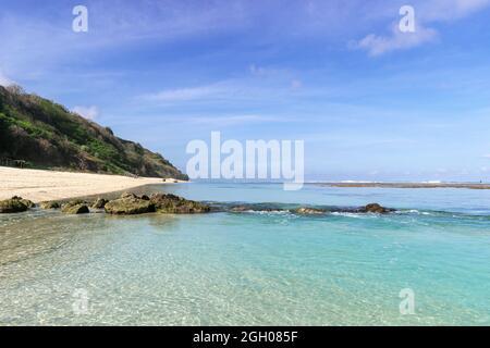 Ebbe am tropischen Strand Stockfoto