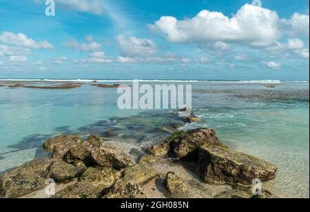 Ebbe am tropischen Strand von Bali Stockfoto