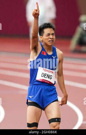 Tokio, Japan. September 2021. Deng Peicheng (C) aus China feiert nach dem 100-m-T36-Finale der Männer bei den Paralympischen Spielen 2020 in Tokio, Japan, am 4. September 2021. Quelle: Zhang Cheng/Xinhua/Alamy Live News Stockfoto