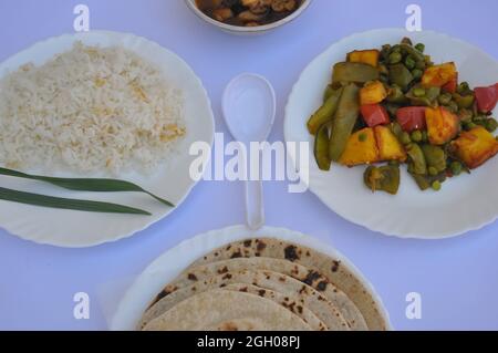 Nahaufnahme von Matar Paneer Gemüse, Mashroom-Suppe, Roti (Chapati) und Reis (indisches Essen) isoliert auf weißem Hintergrund Stockfoto