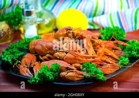 Rot und appetitlich gekochte Langusten auf einem Teller Stockfoto