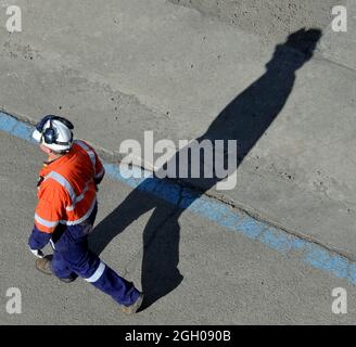 Ansicht eines vor Ort in einer Raffinerie in PSA-Schutzausrüstung Beschäftigten von oben. Stockfoto