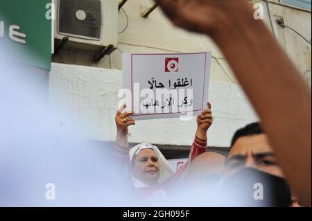 Tunis, Tunesien. September 2021. Demonstranten halten Plakate zur Unterstützung des Vorsitzenden der Tunesischen Freien Destourischen Partei (PDL) Abir Moussi vor der Union muslimischer Ulemas gegen den derzeitigen Präsidenten Tunesiens Ennahdha Rached Ghannouchi ab. Tunis, Tunesien, 3. September 2021. Foto von Hasan mrad/Eyepix/ABACAPRESS.COM Quelle: Abaca Press/Alamy Live News Stockfoto