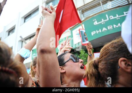 Tunis, Tunesien. September 2021. Demonstranten halten Plakate zur Unterstützung des Vorsitzenden der Tunesischen Freien Destourischen Partei (PDL) Abir Moussi vor der Union muslimischer Ulemas gegen den derzeitigen Präsidenten Tunesiens Ennahdha Rached Ghannouchi ab. Tunis, Tunesien, 3. September 2021. Foto von Hasan mrad/Eyepix/ABACAPRESS.COM Quelle: Abaca Press/Alamy Live News Stockfoto