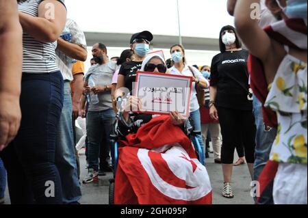 Tunis, Tunesien. September 2021. Demonstranten halten Plakate zur Unterstützung des Vorsitzenden der Tunesischen Freien Destourischen Partei (PDL) Abir Moussi vor der Union muslimischer Ulemas gegen den derzeitigen Präsidenten Tunesiens Ennahdha Rached Ghannouchi ab. Tunis, Tunesien, 3. September 2021. Foto von Hasan mrad/Eyepix/ABACAPRESS.COM Quelle: Abaca Press/Alamy Live News Stockfoto