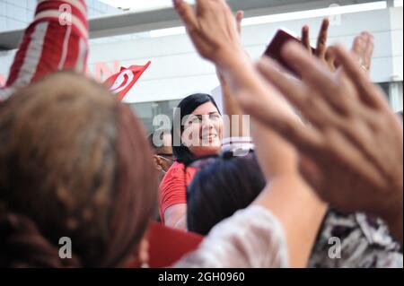 Tunis, Tunesien. September 2021. Abir Moussi, der Vorsitzende der Tunesischen Freien Destourischen Partei (PDL), singt Slogans, während sie während einer Kundgebung vor der Union muslimischer Ulemas gegen den derzeitigen Präsidenten Tunesiens Ennahdha Rached Ghannouchi Gesten macht. Tunis, Tunesien, 3. September 2021. Foto von Hasan mrad/Eyepix/ABACAPRESS.COM Quelle: Abaca Press/Alamy Live News Stockfoto