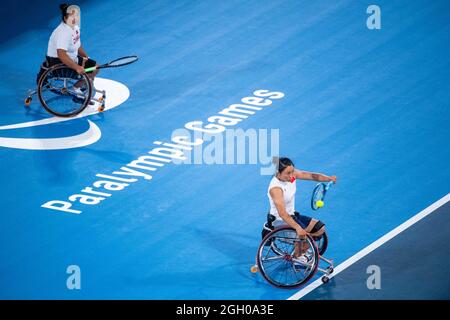 Tokio, Japan. September 2021. Wang Ziying/Zhu Zhenzhen (R) aus China treten beim Doppel-Bronzemedaillenspiel der Frauen im Rollstuhltennis gegen Kamiji Yui/Ohtani Momoko aus Japan bei den Paralympischen Spielen 2020 in Tokio, Japan, am 4. September 2021, an. Quelle: Cheong Kam Ka/Xinhua/Alamy Live News Stockfoto