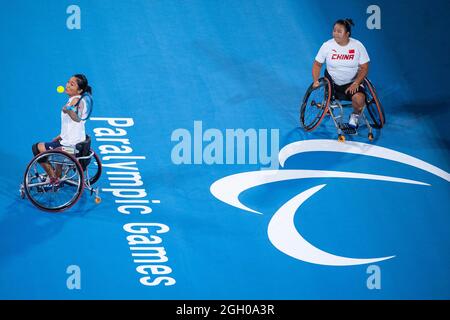 Tokio, Japan. September 2021. Wang Ziying (R)/Zhu Zhenzhen aus China treten beim Doppel-Bronzemedaillenspiel der Frauen im Rollstuhltennis gegen Kamiji Yui/Ohtani Momoko aus Japan bei den Paralympischen Spielen 2020 in Tokio, Japan, am 4. September 2021, an. Quelle: Cheong Kam Ka/Xinhua/Alamy Live News Stockfoto