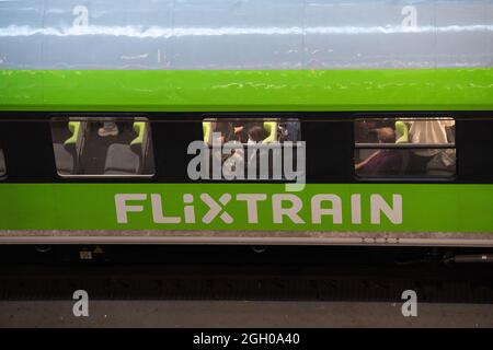 Berlin, Deutschland. September 2021. Passagiere steigen am Berliner Hauptbahnhof in einen Zug der privaten Firma Flixtrain ein. Die Lokführer-Gewerkschaft GDL hat ihre Mitglieder zum Streik bei der Deutschen Bahn aufgefordert. Neben dem Güterverkehr streikt seit Donnerstagabend auch der Personenverkehr. Die Arbeitskampfmaßnahme soll am Mittwochabend beendet werden. Quelle: Paul Zinken/dpa/Alamy Live News Stockfoto