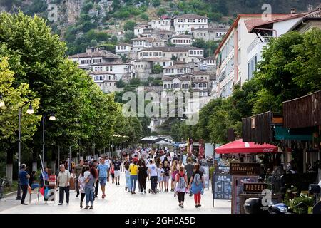 Menschen, die auf einer belebten Straße in einem neuen Teil der stadt berat in albanien spazieren gehen Stockfoto