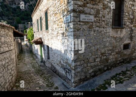 Coble Straße zwischen traditionellen otoman historischen Häusern in einem alten Teil der unesco-Stadt berat in albanien Stockfoto
