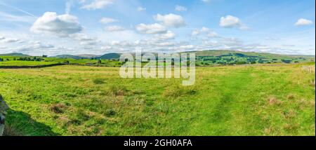 Weitblick auf die wunderschöne ländliche Landschaft in Yorkshire Dales in der Nähe von Hawes, North Yorkshire, Großbritannien Stockfoto