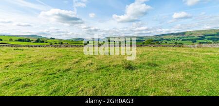 Weitblick auf die wunderschöne ländliche Landschaft in Yorkshire Dales in der Nähe von Hawes, North Yorkshire, Großbritannien Stockfoto