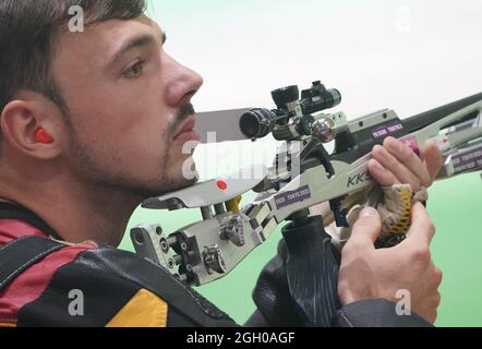 Tokio, Japan. September 2021. Paralympics: Schießerei, gemischt, Qualifikation, Kleinbohrgewehr, 50 m, Auf dem Asaka Shooting Range. Tim Focken (Deutschland) in Aktion. Sportschütze Tim Focken konnte sich bei den Paralympics nicht qualifizieren. Der Afghanistan-Veteran, der als erster deutscher kriegsbehinderter Bundeswehrsoldat an den Paralympics teilnimmt, belegte am Samstag den 14. Platz in der 50-m-Freigewehr-Qualifikation. Kredit: Marcus Brandt/dpa/Alamy Live Nachrichten Stockfoto