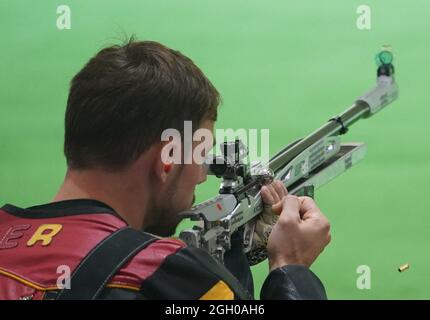 Tokio, Japan. September 2021. Paralympics: Schießerei, gemischt, Qualifikation, Kleinbohrgewehr, 50 m, Auf dem Asaka Shooting Range. Tim Focken (Deutschland) in Aktion. Sportschütze Tim Focken konnte sich bei den Paralympics nicht qualifizieren. Der Afghanistan-Veteran, der als erster deutscher kriegsbehinderter Bundeswehrsoldat an den Paralympics teilnimmt, belegte am Samstag den 14. Platz in der 50-m-Freigewehr-Qualifikation. Kredit: Marcus Brandt/dpa/Alamy Live Nachrichten Stockfoto