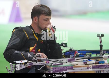 Tokio, Japan. September 2021. Paralympics: Schießerei, gemischt, Qualifikation, Kleinbohrgewehr, 50 m, Auf dem Asaka Shooting Range. Tim Focken (Deutschland) in Aktion. Sportschütze Tim Focken konnte sich bei den Paralympics nicht qualifizieren. Der Afghanistan-Veteran, der als erster deutscher kriegsbehinderter Bundeswehrsoldat an den Paralympics teilnimmt, belegte am Samstag den 14. Platz in der 50-m-Freigewehr-Qualifikation. Kredit: Marcus Brandt/dpa/Alamy Live Nachrichten Stockfoto