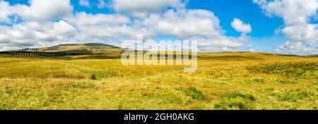 Weite Panoramasicht auf die ländliche Landschaft und das Ribblehead Viadukt (oder Batty Moss Viadukt) in Yorkshire Dales, North Yorkshire, Großbritannien Stockfoto