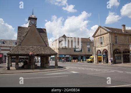 Blick auf den Witney Clock Tower und die Gebäude des Witney Town Council in Buttercross in Witney, Oxfordshire, Großbritannien Stockfoto