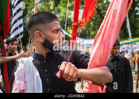 Jährliche ruhige Prozession der schiitischen Muslime. Jedes Jahr feiern sie diese ruhige Prozession gegen böse Menschen. An diesem Tag beten sie auch für den Weltfrieden. Stockfoto