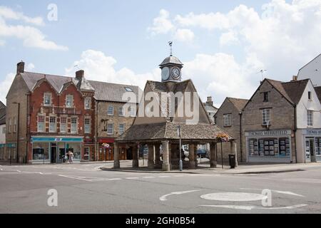 Blick auf den Witney Clock Tower und die Gebäude des Witney Town Council in Buttercross in Witney, Oxfordshire, Großbritannien Stockfoto