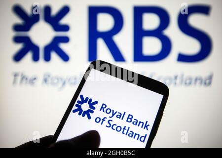 Ukraine. September 2021. In dieser Abbildung ist das Logo der Royal Bank of Scotland plc (RBS) auf einem Smartphone und einem pc-Bildschirm zu sehen. Kredit: SOPA Images Limited/Alamy Live Nachrichten Stockfoto