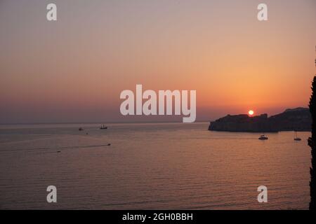 Wunderbarer Sonnenuntergang über der Altstadt von Dubrovnik, Kroatien Stockfoto