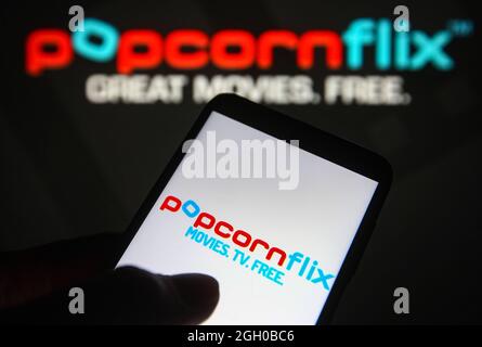 Ukraine. September 2021. In dieser Abbildung ist ein Popcornflix-Logo auf einem Smartphone und einem pc-Bildschirm zu sehen. (Foto von Pavlo Gonchar/SOPA Images/Sipa USA) Quelle: SIPA USA/Alamy Live News Stockfoto