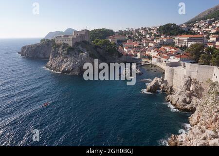 Spektakulärer Blick von der Stadtmauer von Dubrovnik auf die adria, Kroatien 2020 Stockfoto