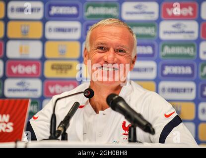 Kiew, Ukraine. September 2021. Der französische Cheftrainer Didier Deschamps lächelt während einer Pressekonferenz vor dem Qualifikationsspiel der Gruppe D der FIFA Fußball-Weltmeisterschaft Katar 2022 zwischen der Ukraine und Frankreich im Olimpiyskiy-Stadion in Kiew. Kredit: SOPA Images Limited/Alamy Live Nachrichten Stockfoto