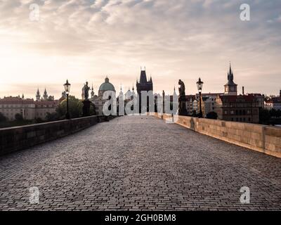 Karlsbrücke über die Moldau in Prag, Tschechische Republik am Morgen Stockfoto