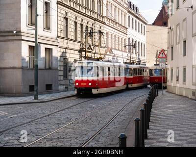 Prag, Tschechische Republik - Juli 3 2021: Straßenbahn Nr. 12 Vystaviste Holesovice - Sidliste Barrandov auf der Kleinseite mit Tatra T3R.P Motor. Stockfoto