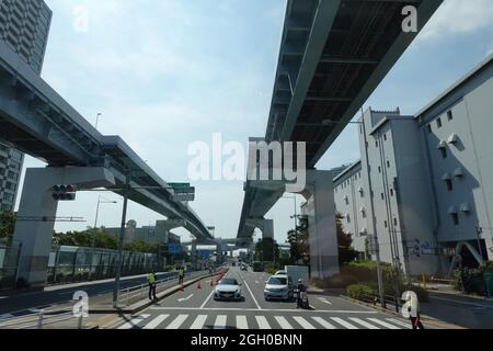 Tokio, Japan. August 2021. Fahrzeuge warten an einer Kreuzung. Kredit: Marcus Brandt/dpa/Alamy Live Nachrichten Stockfoto