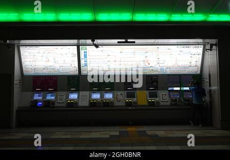 Tokio, Japan. September 2021. Passagiere kaufen ein Ticket am Bahnhof Sendagaya neben dem Olympiastadion. Kredit: Marcus Brandt/dpa/Alamy Live Nachrichten Stockfoto