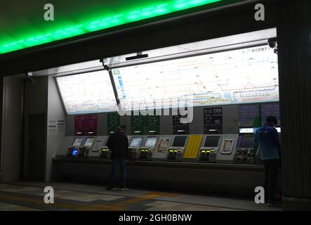 Tokio, Japan. September 2021. Passagiere kaufen ein Ticket am Bahnhof Sendagaya neben dem Olympiastadion. Kredit: Marcus Brandt/dpa/Alamy Live Nachrichten Stockfoto