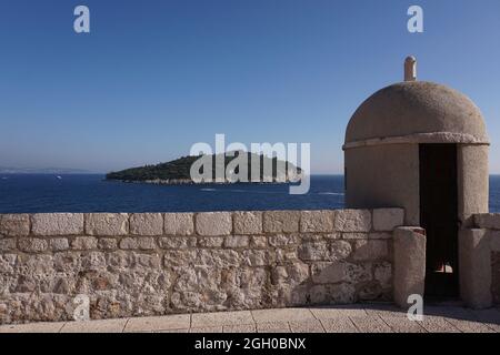 Kleiner Wachturm an der berühmten Stadtmauer von Dubrovnik, Kroatien 2020 Stockfoto