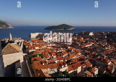 Blick von der Stadtmauer von Dubrovnik auf die Altstadt, Kroatien 2020 Stockfoto