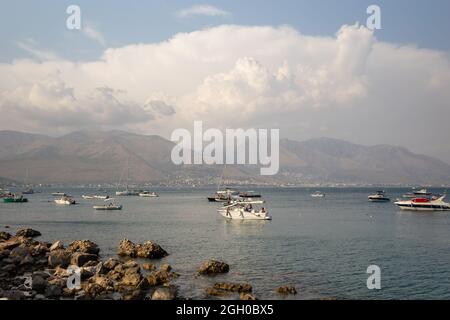 Boote in Gaeta Bucht Italien Stockfoto