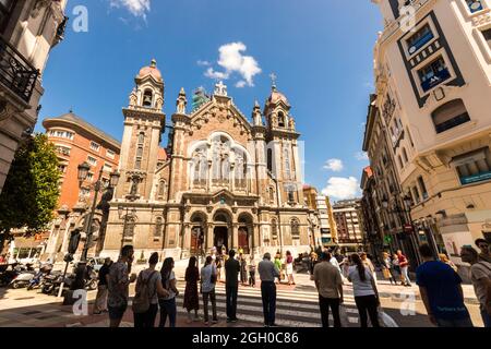 Oviedo, Spanien. Die Kirche San Juan el Real, erbaut 1912 im neuromanischen Stil des Architekten Luis Bellido Stockfoto