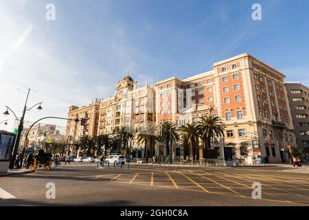 Malaga, Spanien. Gebäude an der Plaza de la Marina, einem wichtigen Platz im Stadtzentrum. Unicaja-Gebäude und Palacio Provincial (Provinzpalast) Stockfoto