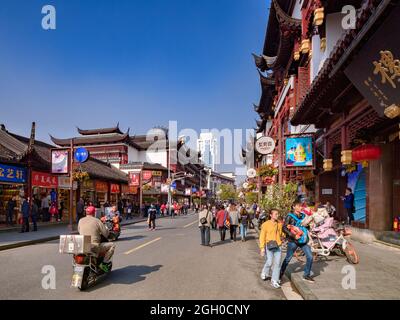 29. November 2018: Einkaufen in der geschäftigen Nanjing Road West, mit Menschenmassen, die das Heritage Area genießen. Blauer Himmel. Stockfoto