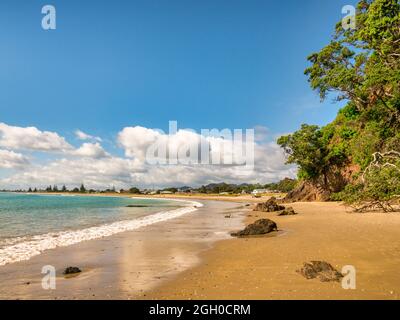 22. Dezember 2018: Waihi Beach, Bay of Plenty, Neuseeland - der wunderschöne Strand von Waihi an einem sonnigen Sommertag, blauer Himmel, sanft plätschernder Wellen, viel Stockfoto