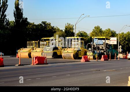 Kiew, Ukraine - 13. August 2017: Spezialausrüstung für den Straßenbau. Straßenwalze, Asphaltfertiger Stockfoto