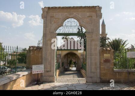 Larnaca, Zypern - 16 2019. Oktober: Blick auf das Eingangstor der Hala Sultan Tekke am 16 2019. Oktober in Larnaca, Zypern. Stockfoto