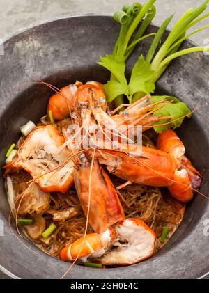 Gebackene König Garnele Nudeln mit Soja-Sauce im Hot Pot. Stockfoto