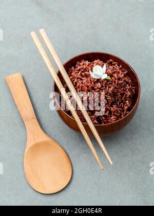 Gedünsteter traditionelle Thai Reis in der Schüssel mit Löffel hohen Faser- und Vitamin E für Ernährung und gesundes Essen. Stockfoto