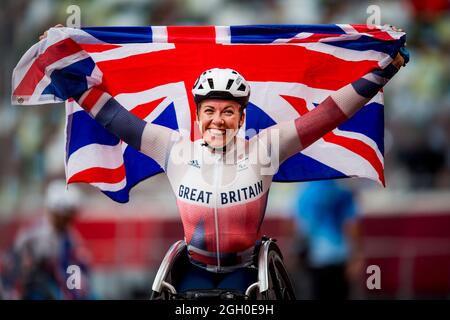 Die britische Hannah Cockroft feiert den Sieg im Finale der 800 m langen Leichtathletik-Veranstaltung T34 der Frauen am 11. Tag der Paralympics 2020 in Tokio Stockfoto