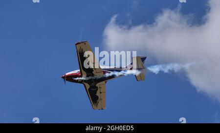 Ferrara Italien 27. JUNI 2021 Allgemeine Luftfahrt kleines Leichtflugzeug im Flug mit Rauch in blauem Himmel. Pioneer 300 von Alpi Aviation Stockfoto