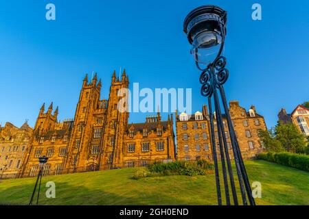 Blick auf das New College, die University of Edinburgh auf dem Hügel von der Princess Street bei Sonnenuntergang, Edinburgh, Schottland, Großbritannien, Europa Stockfoto