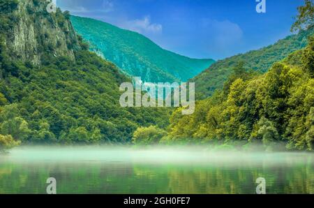 Blick auf den wunderschönen See im Matka Canyon in der Umgebung von Skopje. Mazedonien Stockfoto
