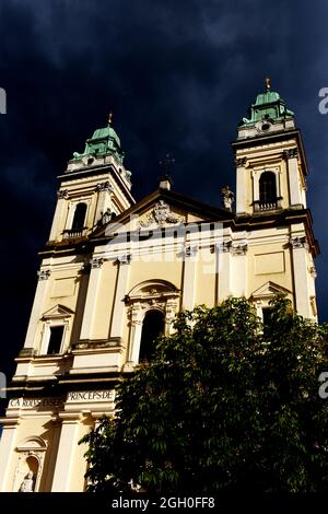 Kirche in Valtice, Mähren, Tschechische Republik mit dramatischen Himmel - vertikal Stockfoto